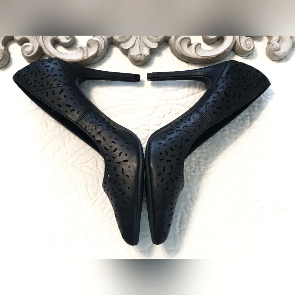 NWOT Report black heels.
